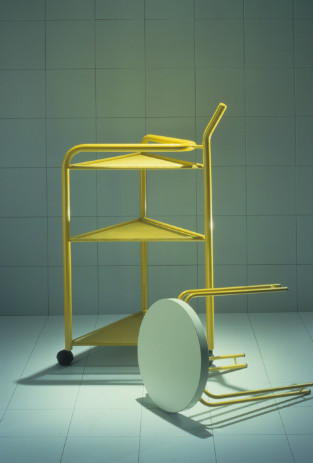 Boy und Hocker