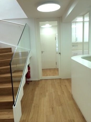 Tür zur Assistenten Garderobe  